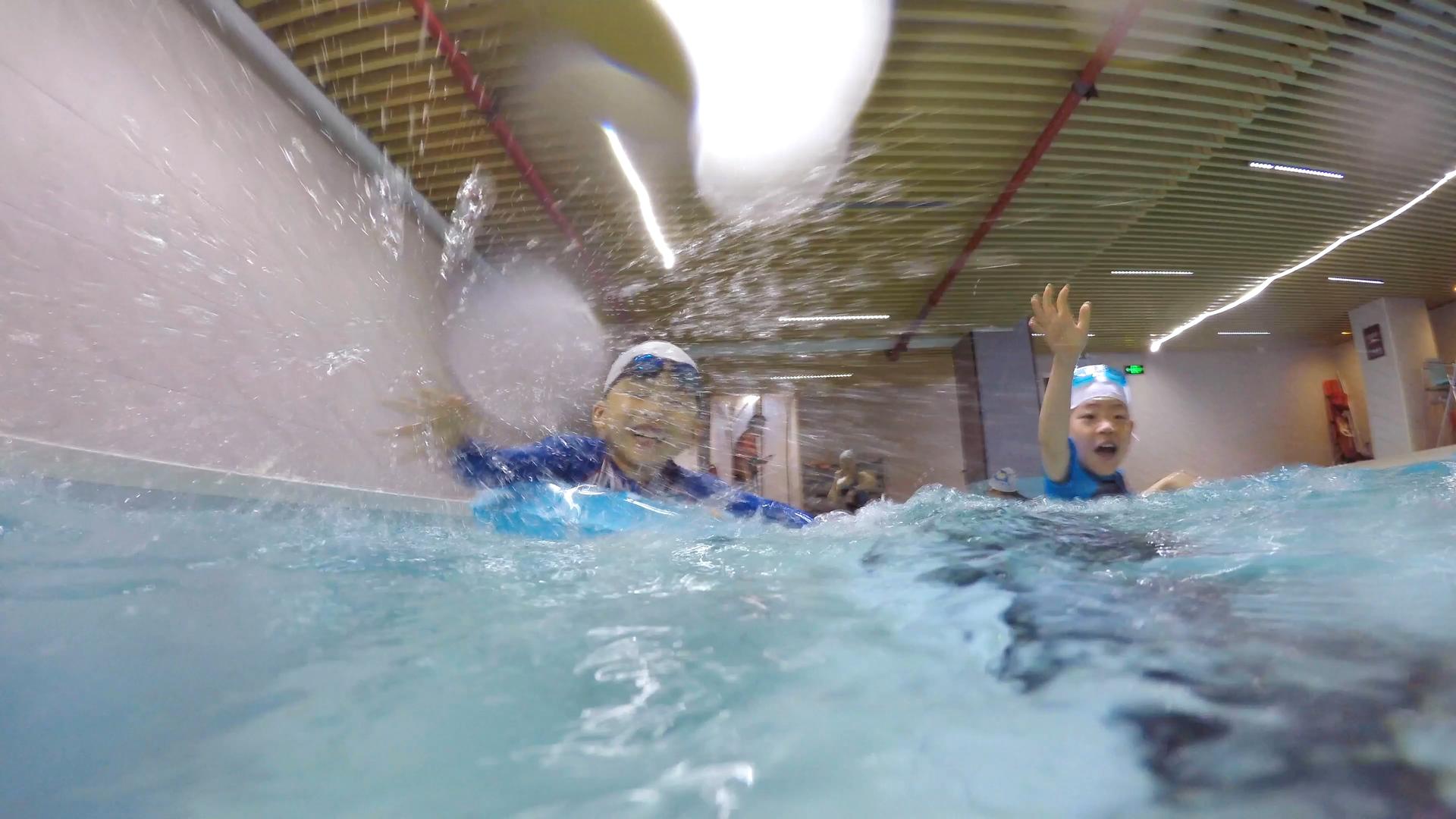 4K泳池里练习游泳的少年视频的预览图