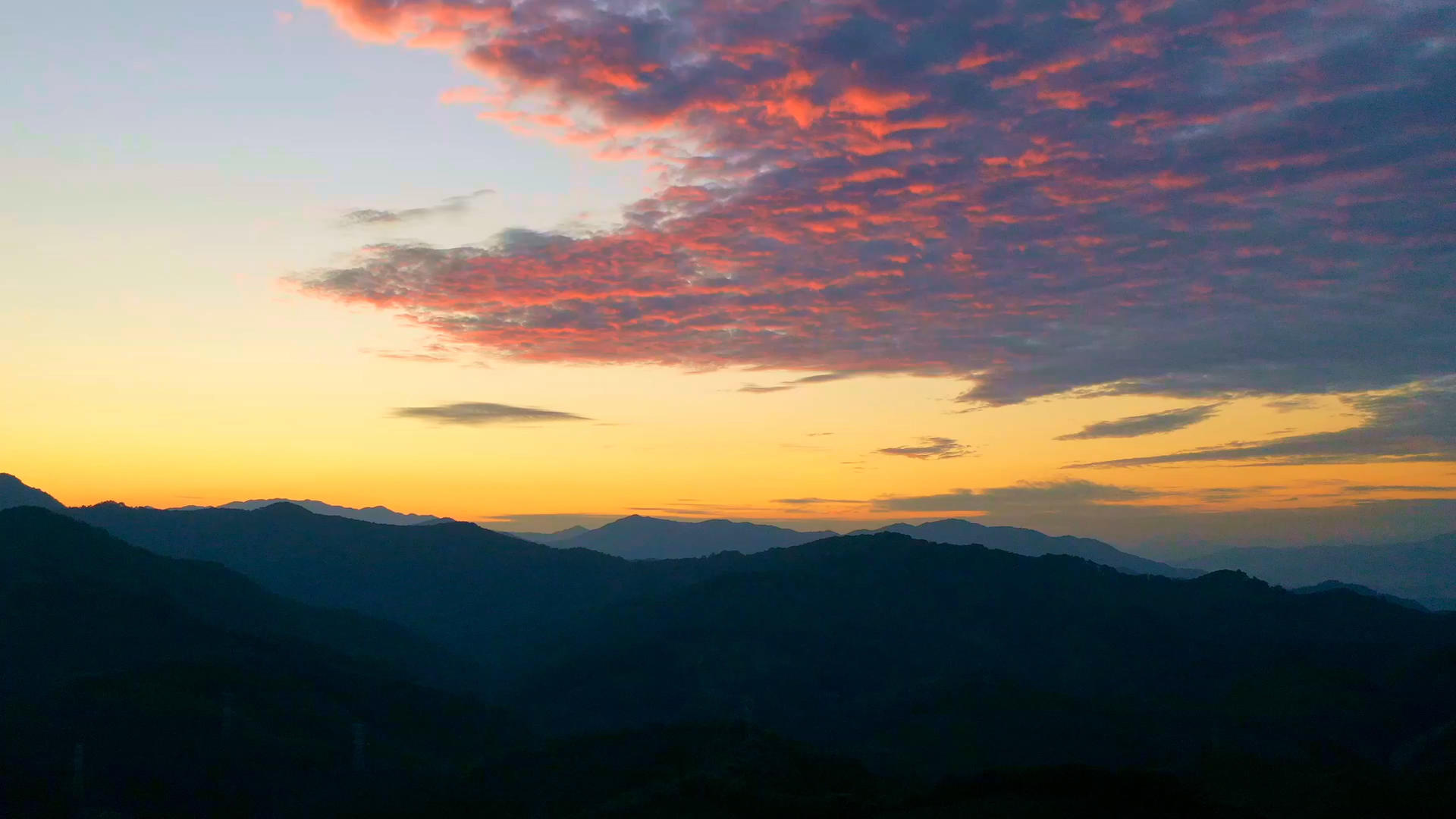 4k大山中的夕阳日落航拍延时视频的预览图
