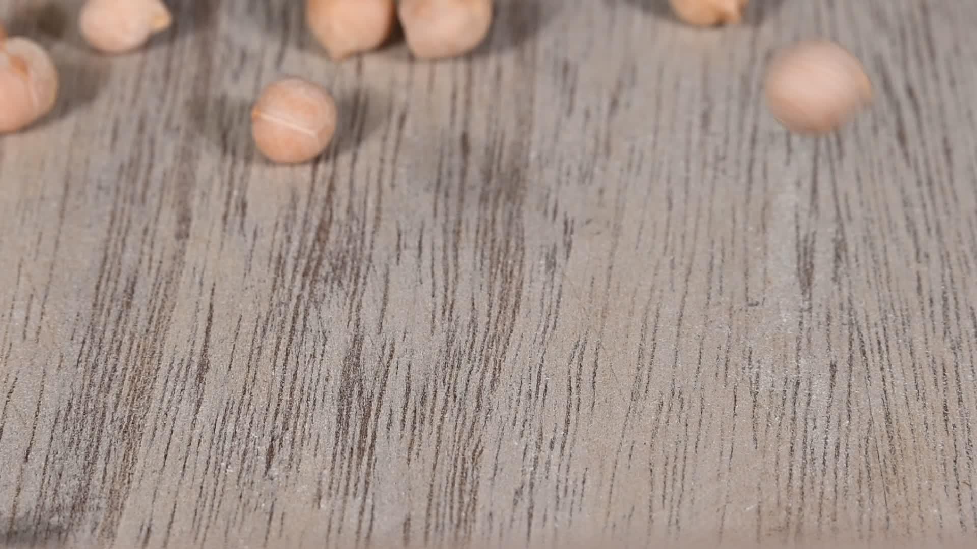 鹰嘴豆掉在木桌上视频的预览图