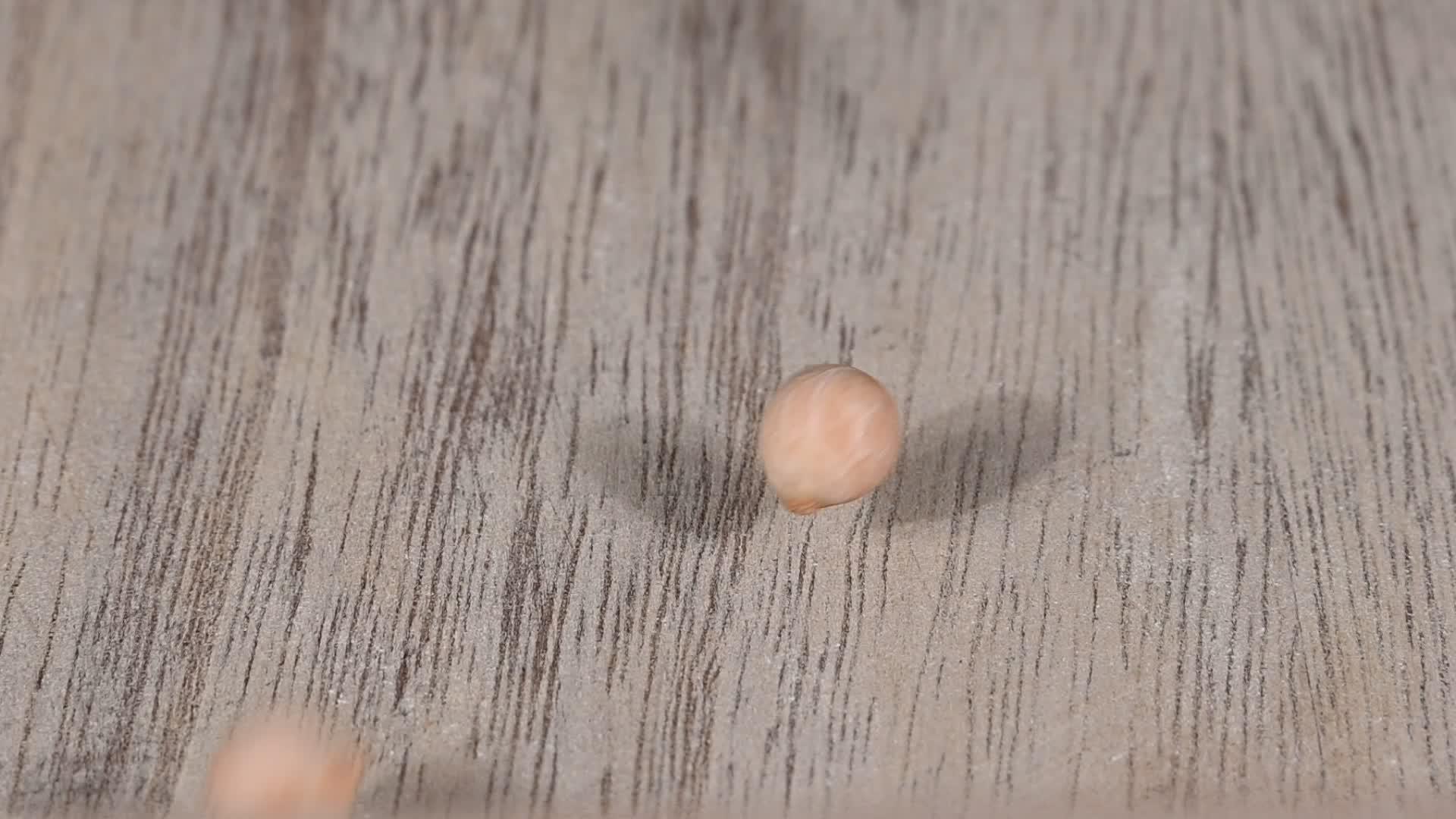 鸡皮豆掉在木桌上视频的预览图