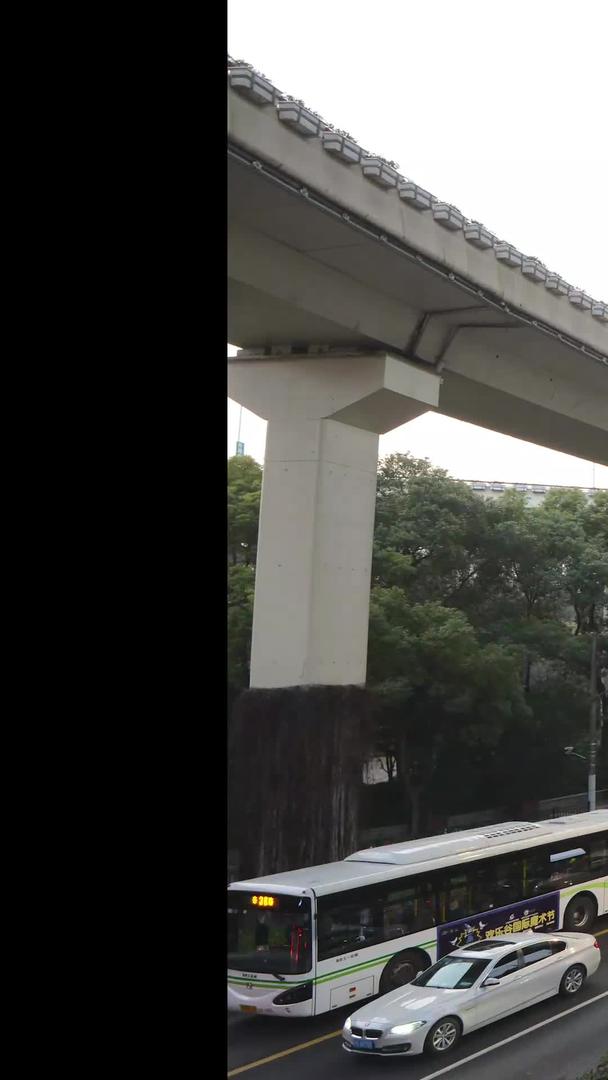 延迟上海城市高架道路轨道视频的预览图
