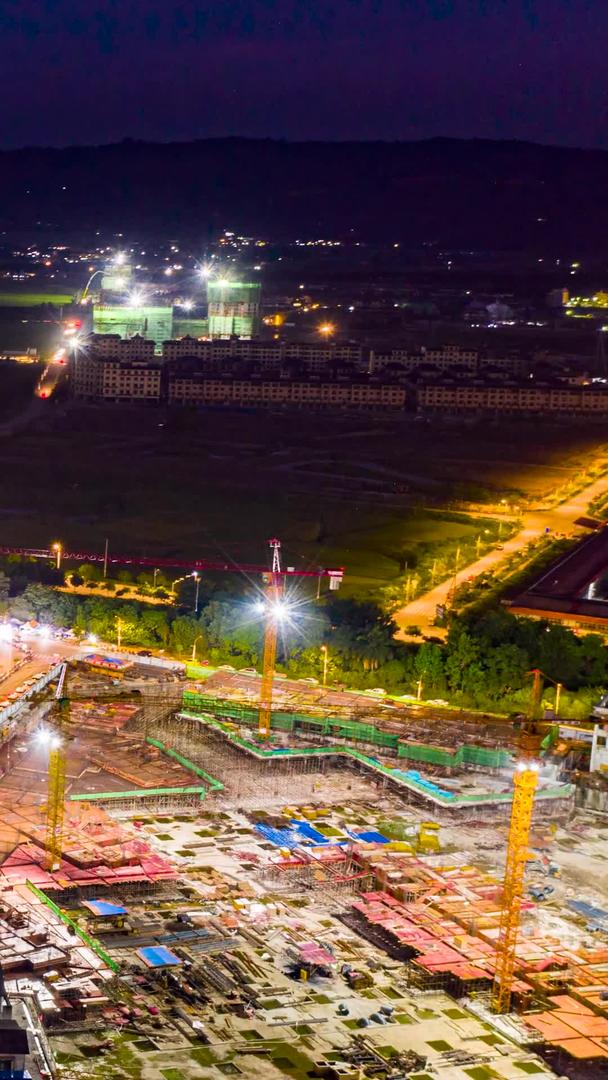 中缅边境小城公园夜间航拍延迟摄影视频的预览图