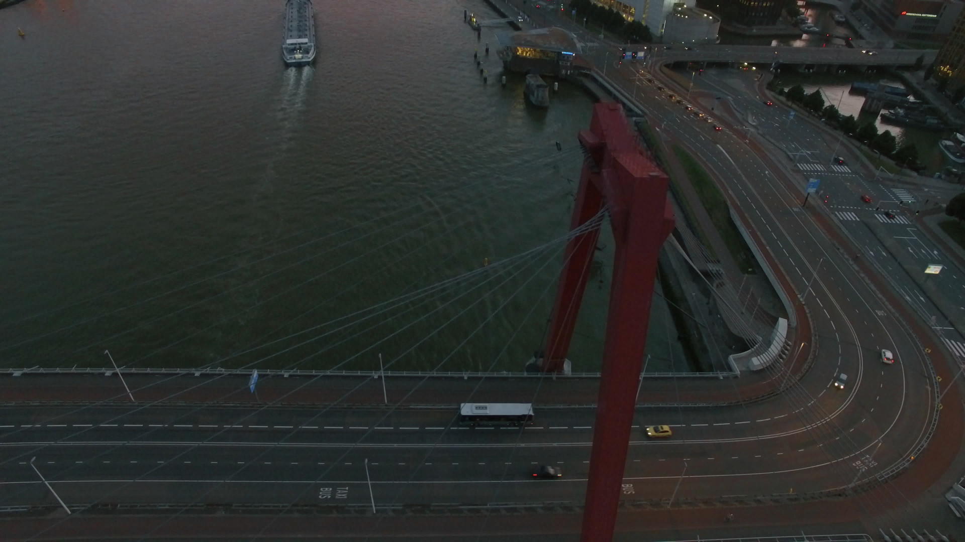 旋翼在空中河流和桥望向视频的预览图