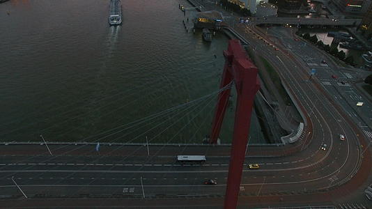 旋翼在空中河流和桥望向视频的预览图