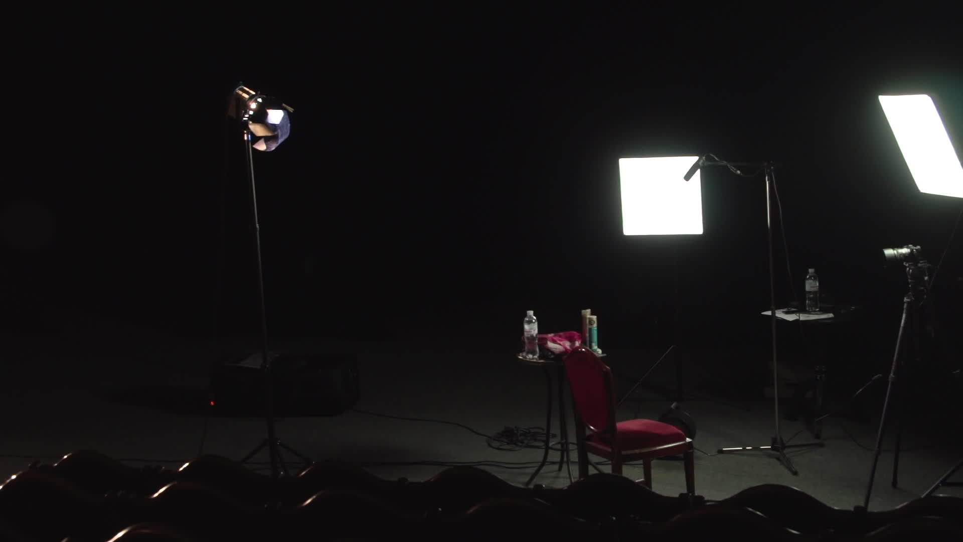 纪录片电影拍摄在戏剧第三阶段的三点照明中安装了相机三角形视频的预览图