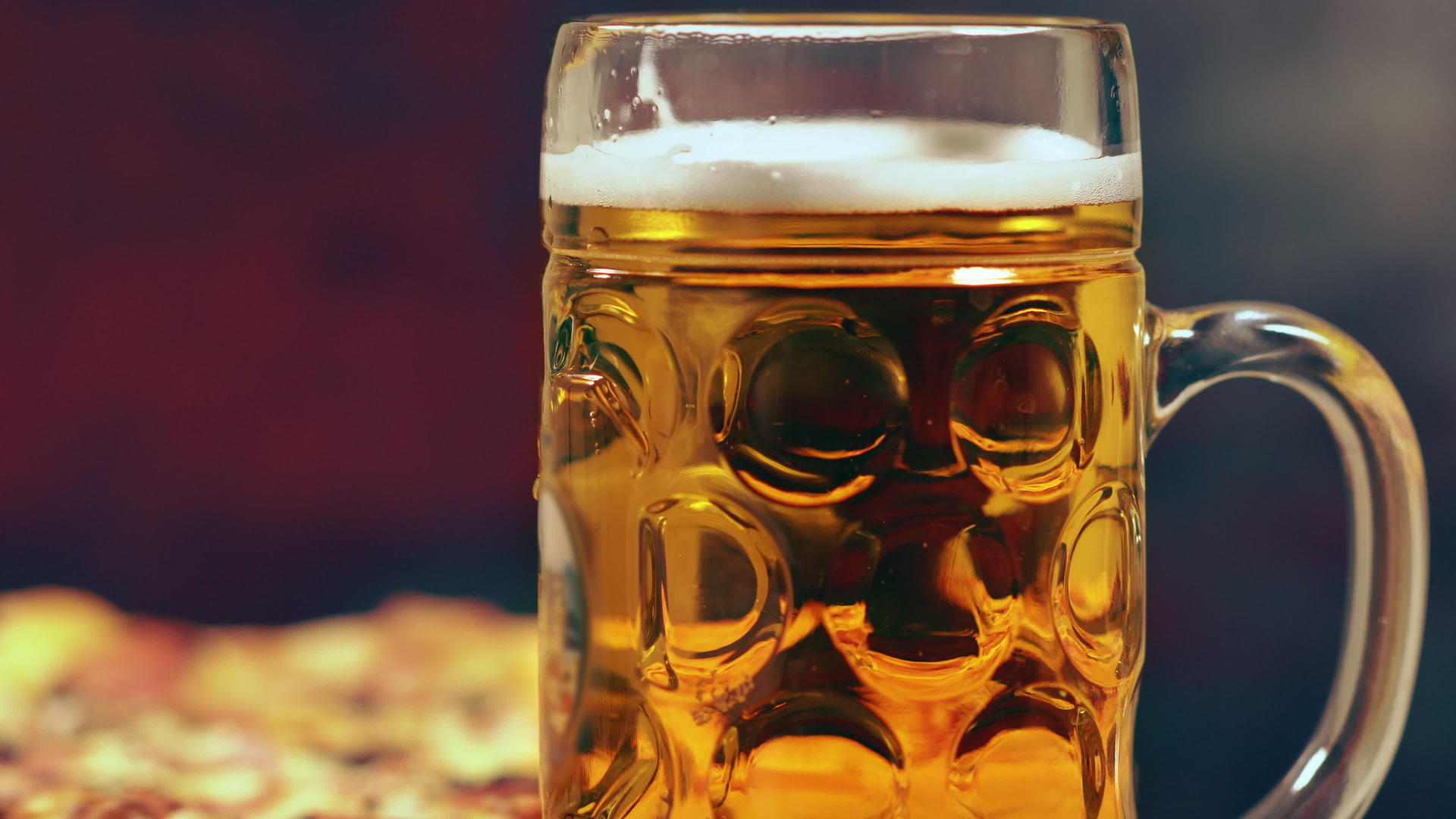 啤酒玻璃罐装有流动液体视频的预览图
