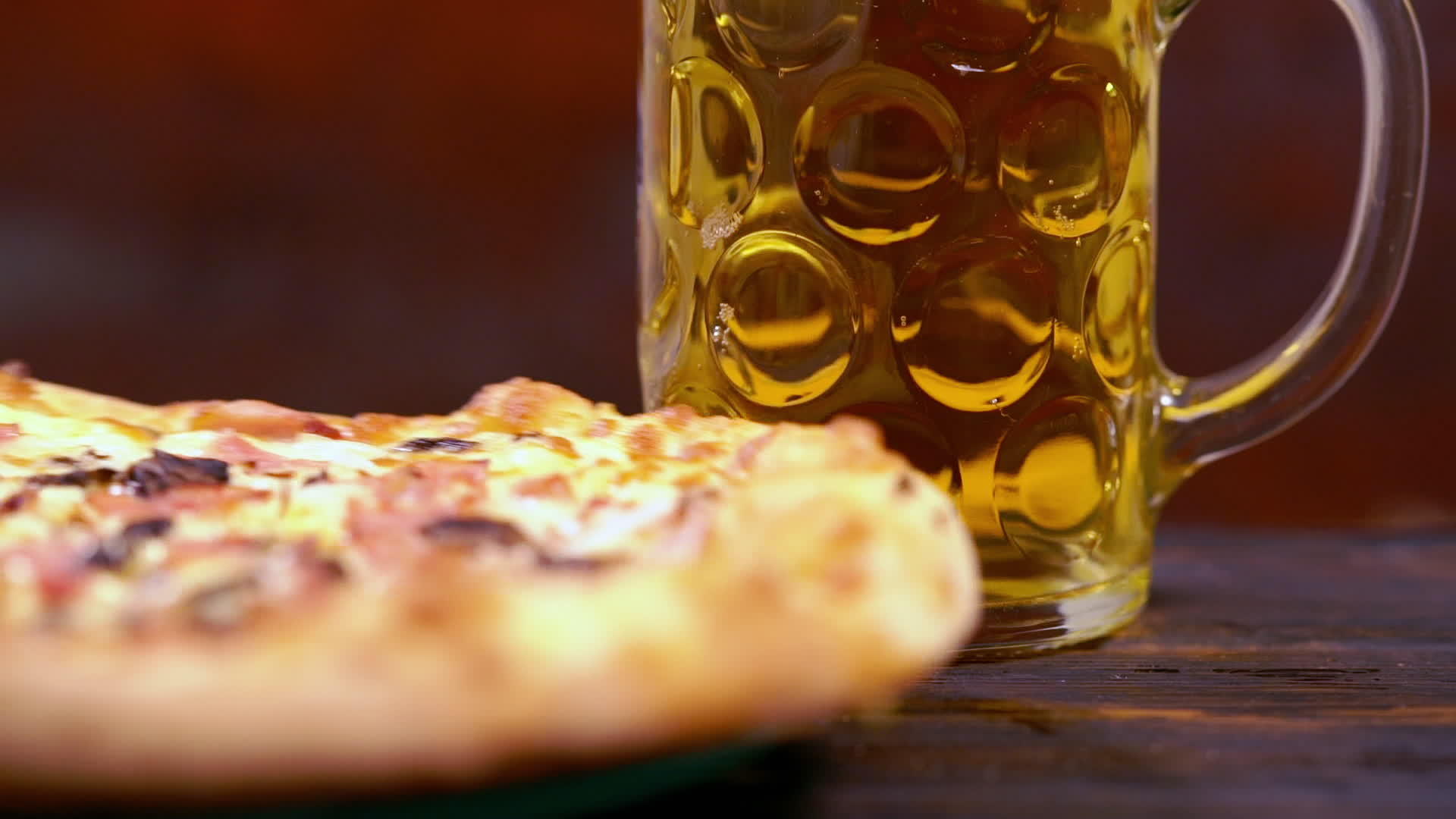 罐装啤酒、啤酒和意大利披萨视频的预览图