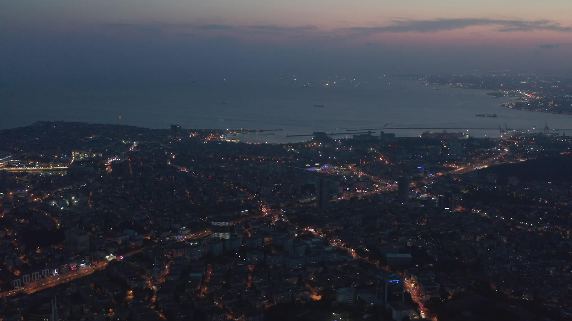 夜景城市景观双光视空中圆球滑轮右4k视频的预览图