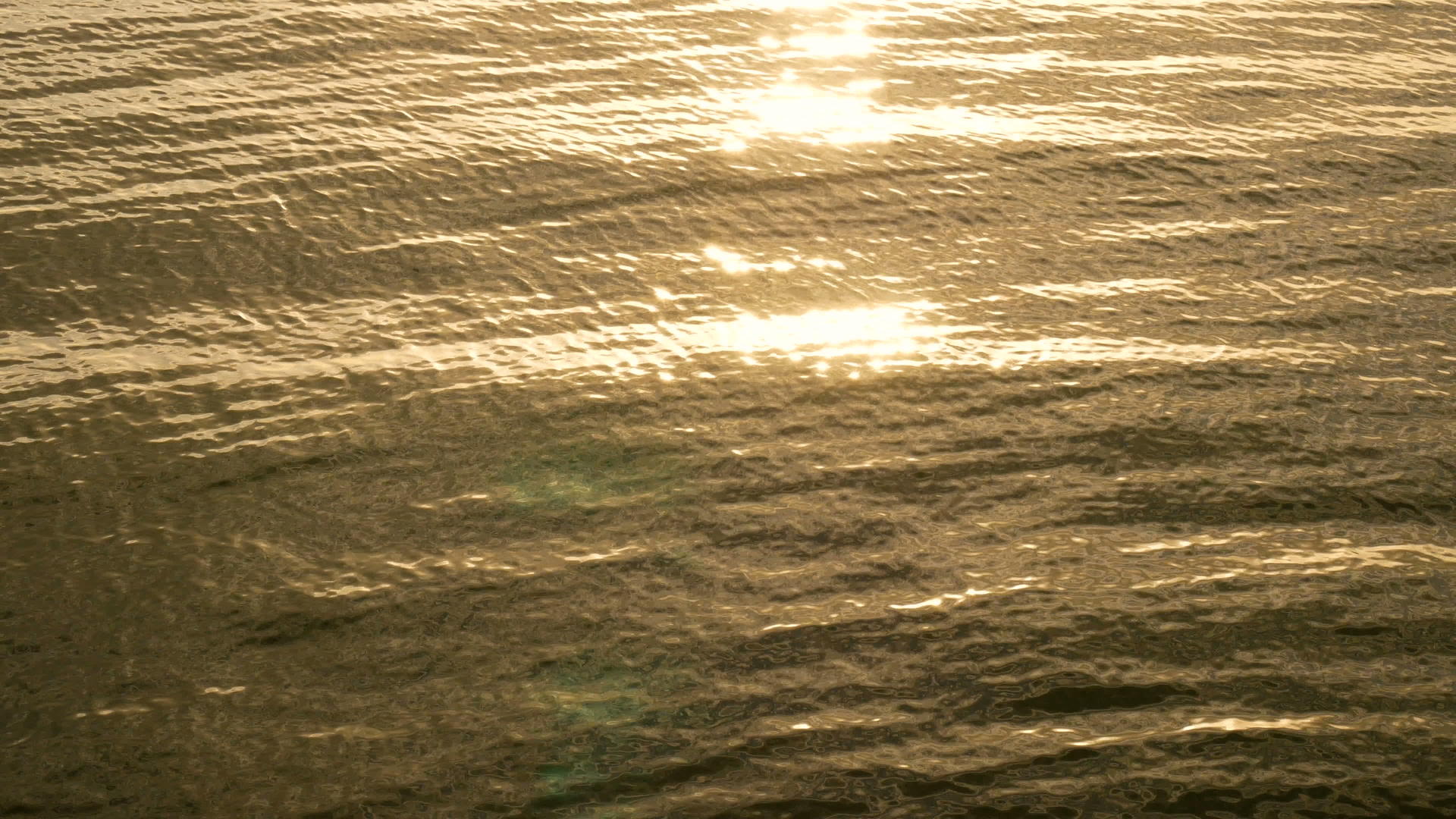4K在热带海滩上惊人的日落中海滩上的海浪反射了太阳视频的预览图