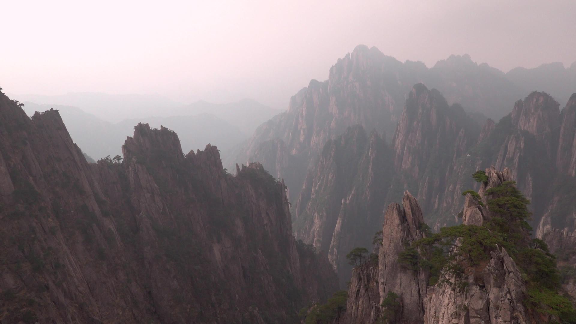 从飞越岩石的角度来看黄山被称为安徽黄山的全景视频的预览图