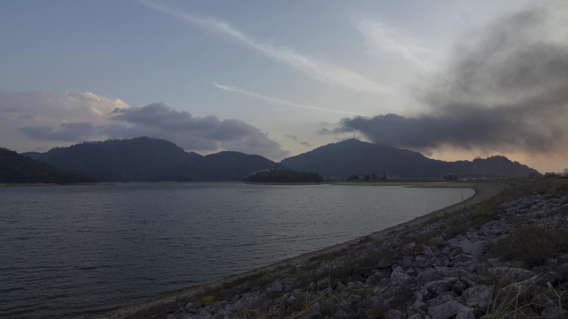 明光湖大坝的日出视频的预览图