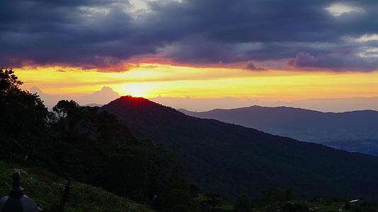 日落的景色在Chiangraithailand的phu视频的预览图