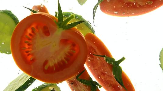 红色番茄片和水中黄瓜片视频的预览图