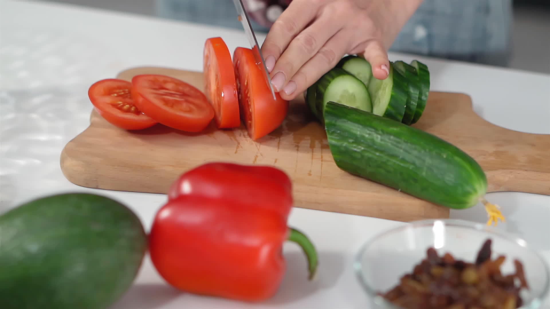 把新鲜的西红柿和黄瓜和其他配料放在桌子上视频的预览图