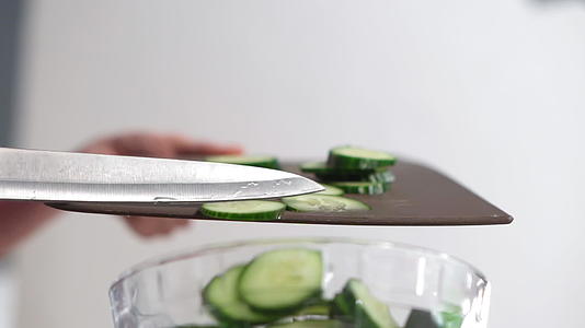 把一个普通的沙拉碗从砧板上扔进厨房做午餐的女人视频的预览图