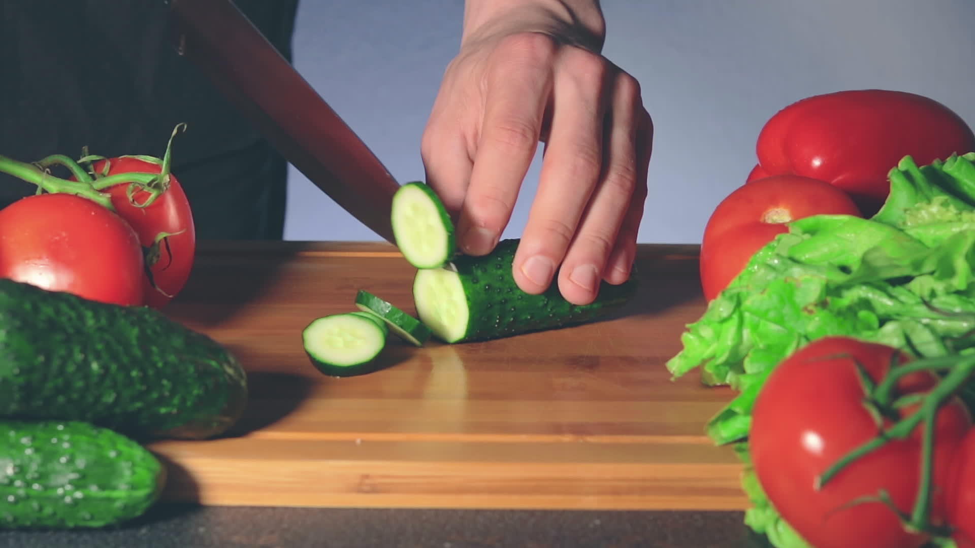 在砧板上切黄瓜蔬菜视频的预览图