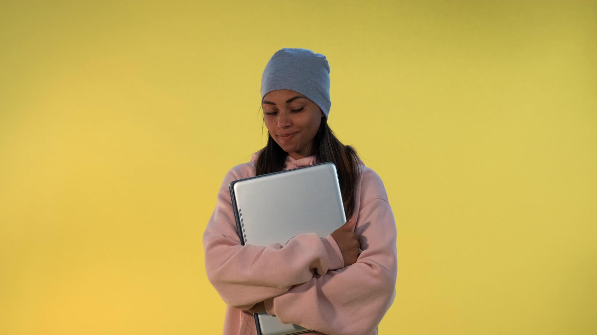 戴丁拥抱她的电脑笔记本电脑非洲女孩肖像视频的预览图
