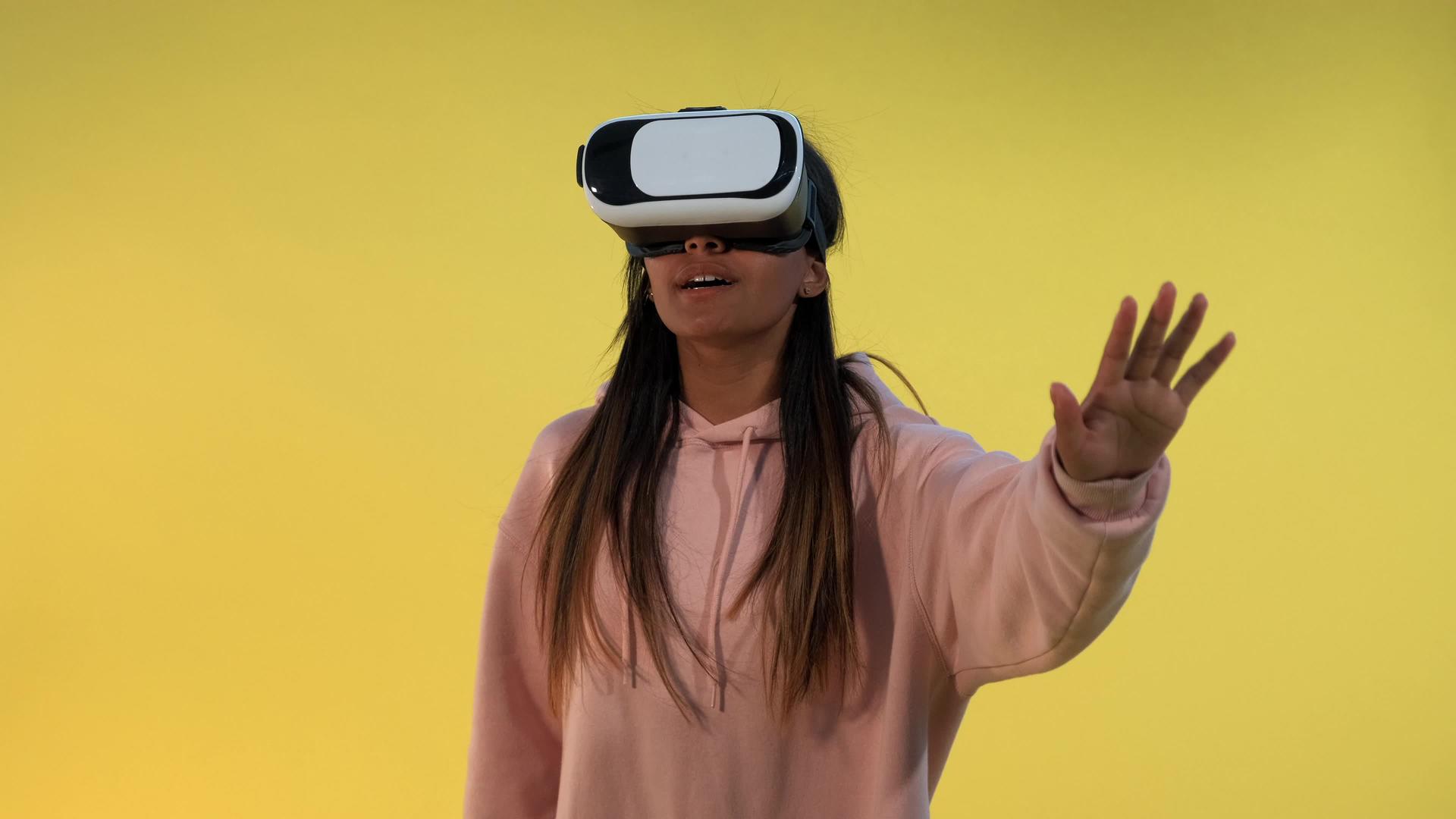 多种族女孩使用虚拟现实眼镜视频的预览图