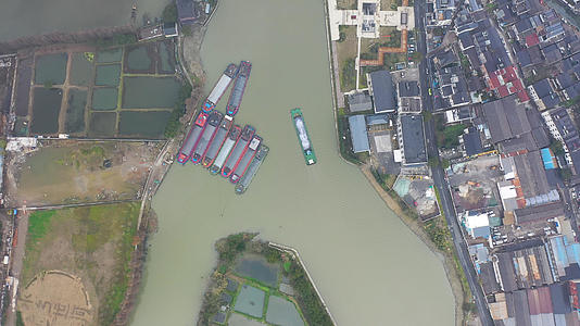 航拍京杭大运河货轮航行视频的预览图