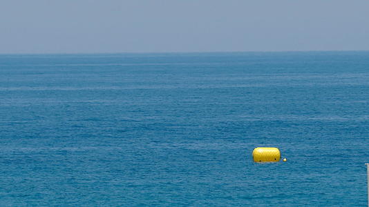 海浪背景上的黄色浮标视频的预览图