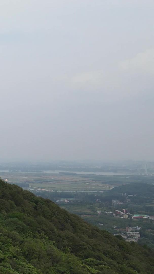 湖北襄阳古隆中旅游景区航拍卧龙遗址登山道路视频的预览图