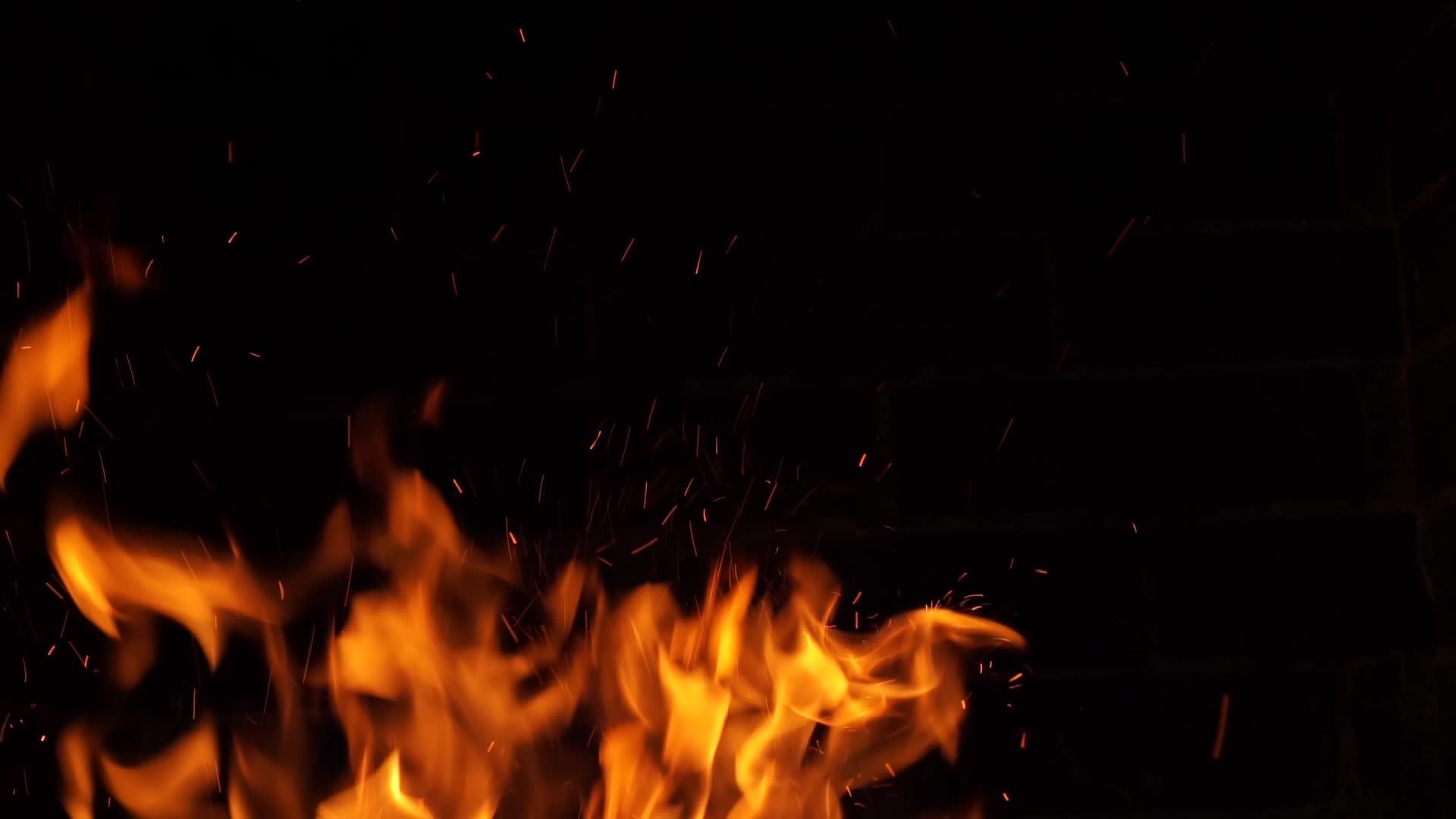 燃烧的红色火叉火焰爆发出许多烟花颗粒向上飞去视频的预览图