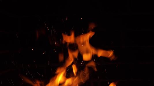 红色的热叉在夜间燃烧火焰火花颗粒在夜间燃烧视频的预览图