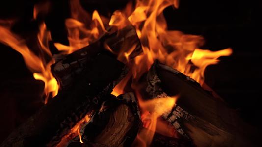 燃烧橡木柴和红热发光的喷雾照亮了近距离镜头视频的预览图