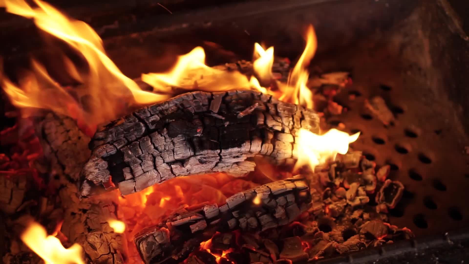 在红热铸铁炉中燃烧极热的橡木柴视频的预览图