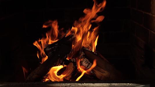 烧橡木柴和红热发光的火泡将被推入镜头视频的预览图