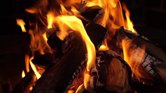 在火焰中燃烧橡木柴和红热防晒霜紧紧围绕着枪声视频的预览图