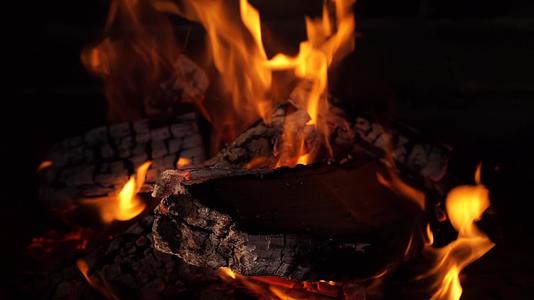 在夜间营火中燃烧的橡木、木柴、火焰和喷雾视频的预览图