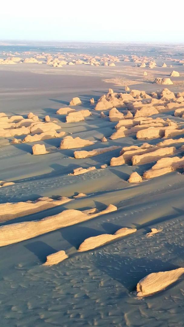 新疆魔鬼城的航拍视频的预览图