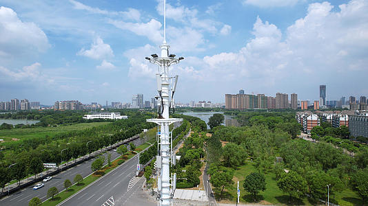 航拍城市蓝天白云晴朗天空街头无线信号电信5G接收器信号塔数码科技4k素材视频的预览图