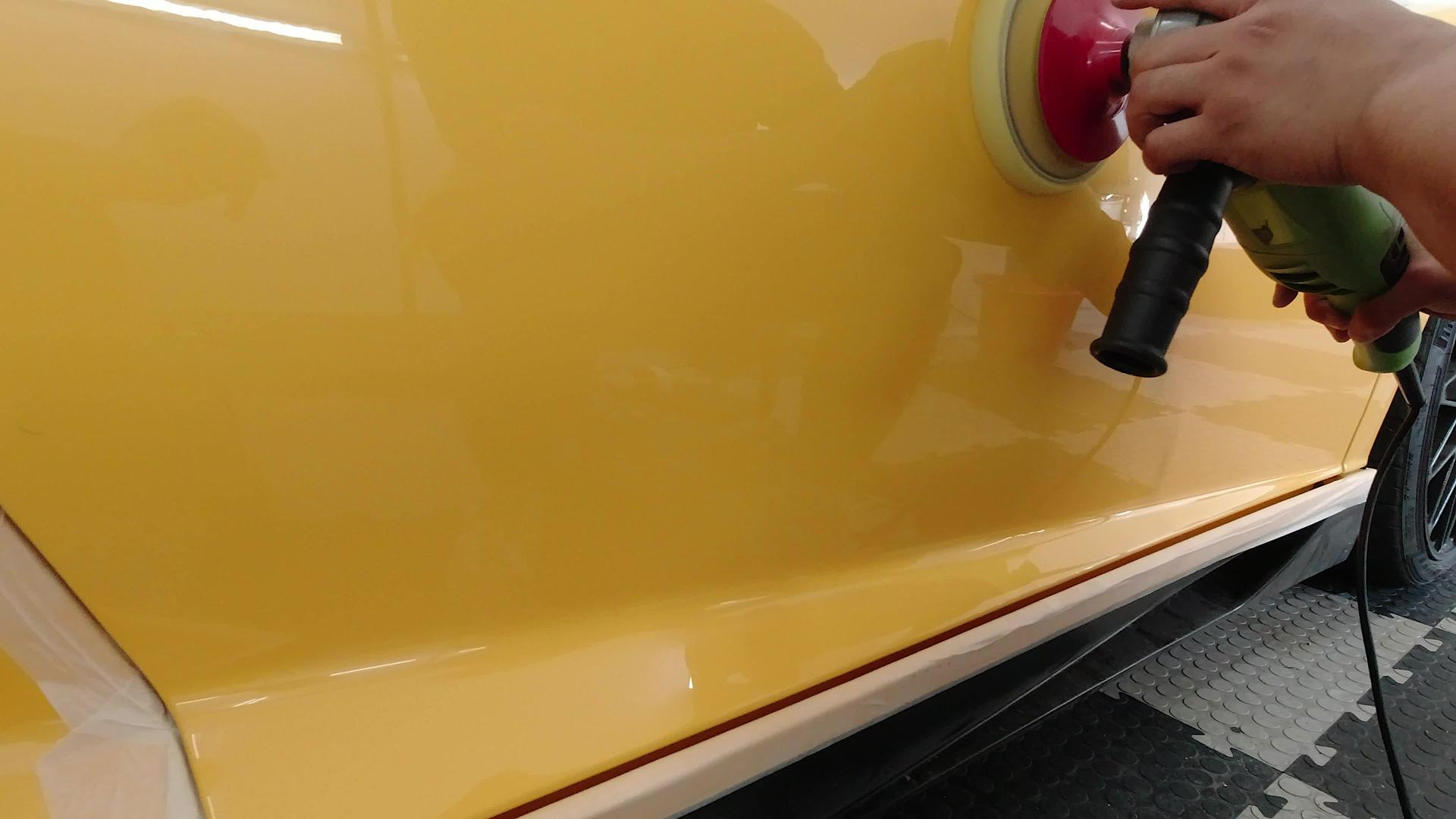 黄色和黄色的超级汽车面板在缓慢移动时用旋转机打磨视频的预览图
