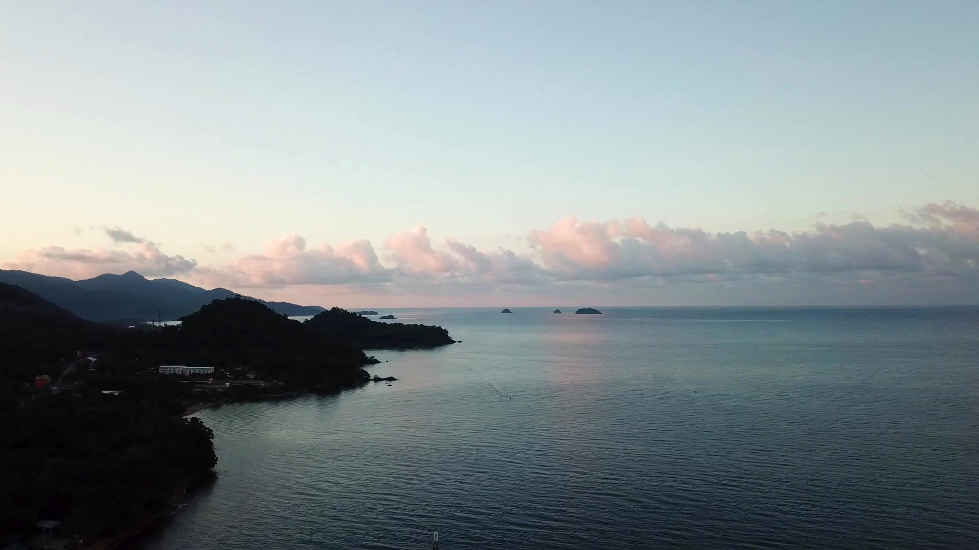 昌岛黎明绿松石清澈的海水和波浪反射环境粉色轻云视频的预览图