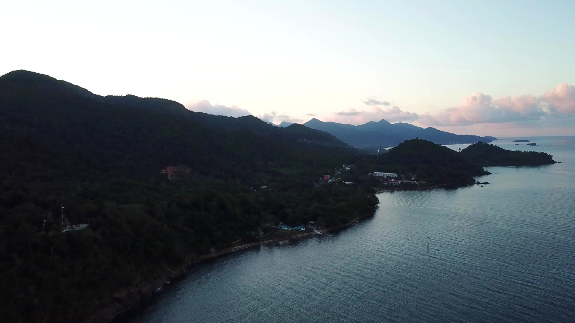 昌岛黎明绿松石清澈的海水和波浪反射环境粉色轻云视频的预览图