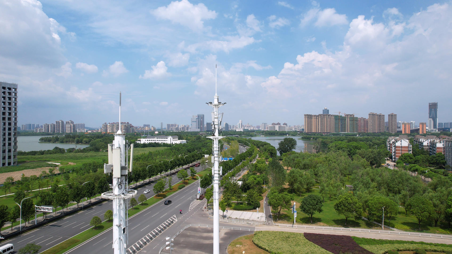 航拍城市街头天空蓝天白云无线信号电信5G接收器信号塔科技数码4k素材视频的预览图