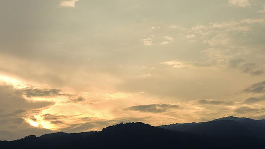 日落和山地自然景观在夏天的黄昏时分视频的预览图