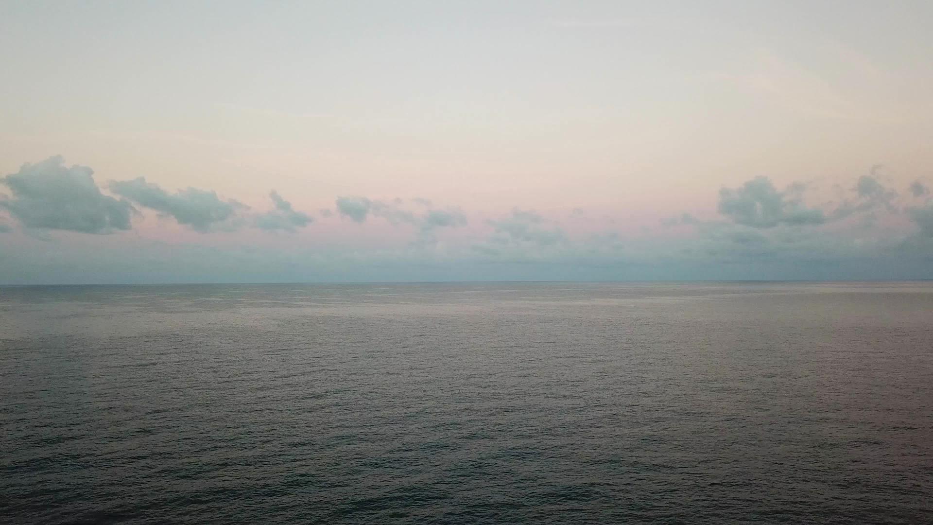 泰国海上的黎明和柔和的粉红色小波浪反射在水中视频的预览图