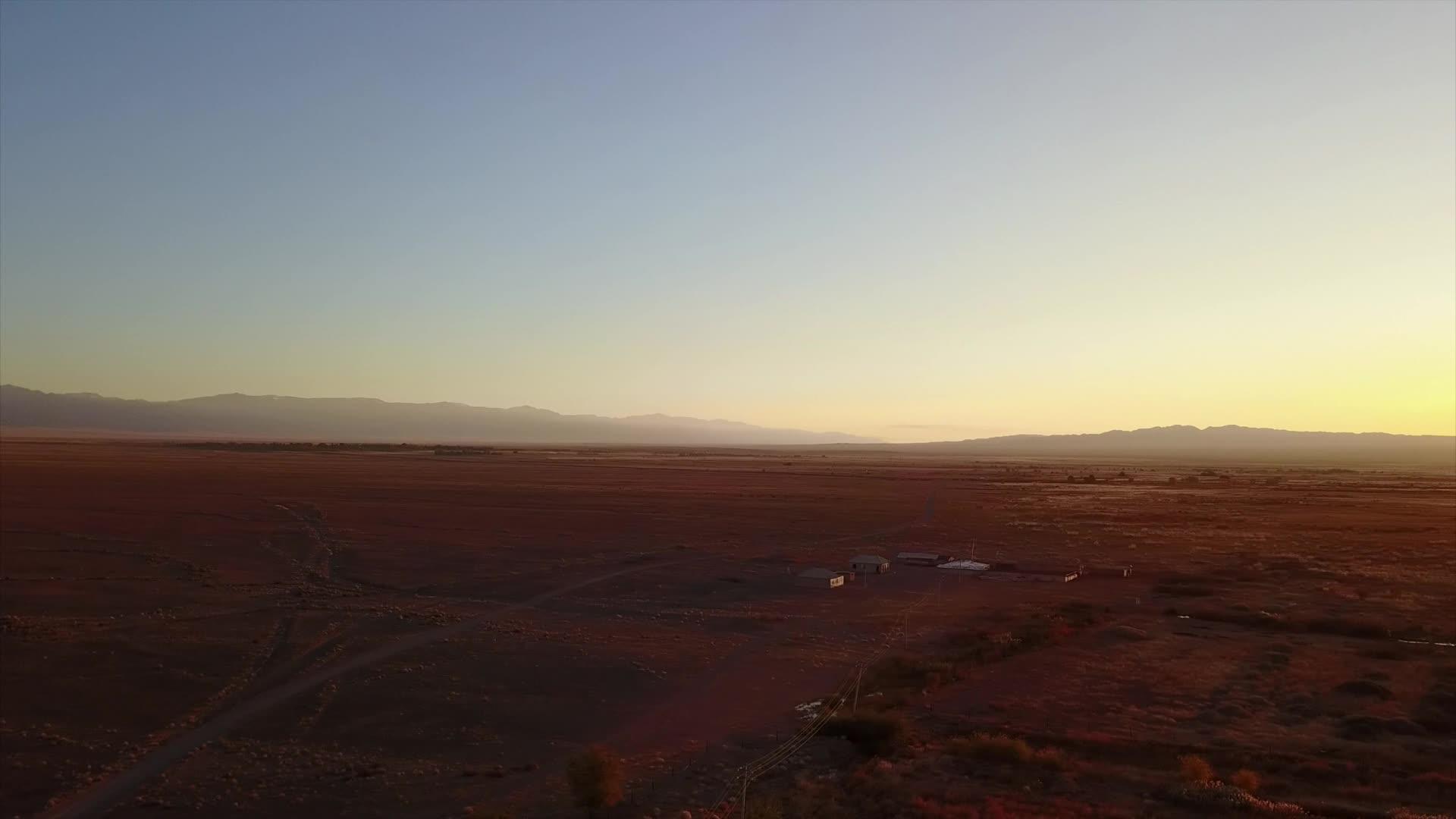草原上的红色黎明视频的预览图