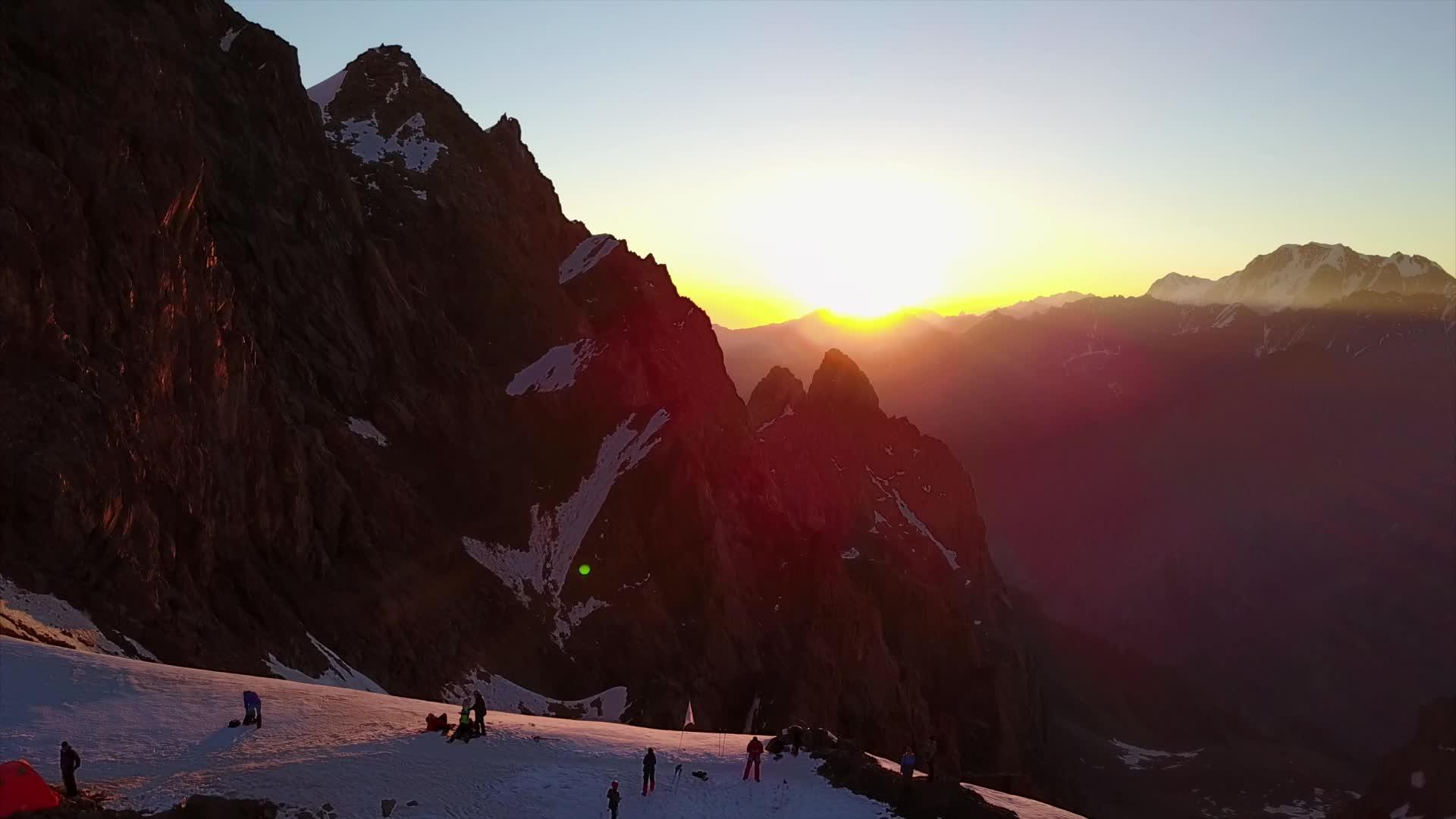 红色的黎明在雪山上闪耀视频的预览图