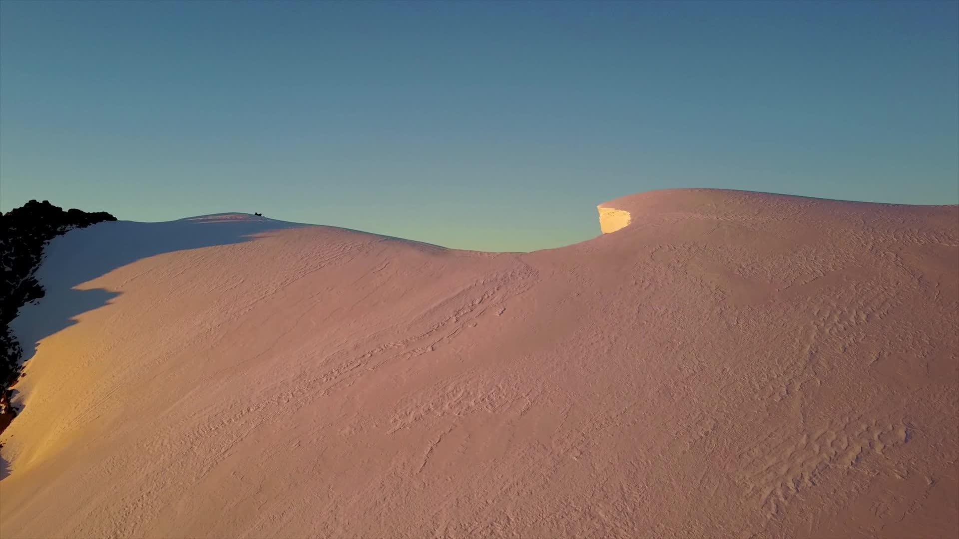 红色的黎明在雪山上闪耀视频的预览图