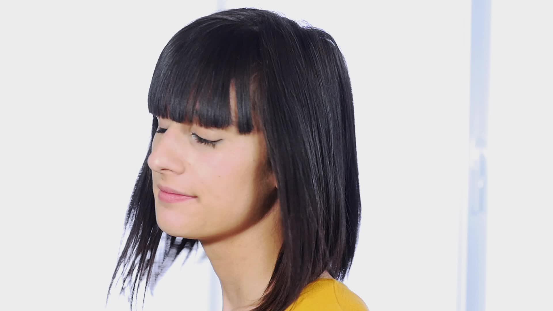 一个黑头发的年轻女的肖像慢动作视频的预览图