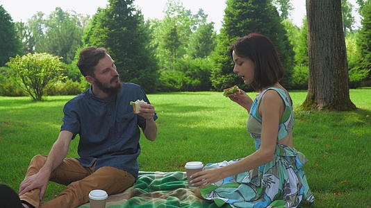 夫妻野餐喝咖啡视频的预览图