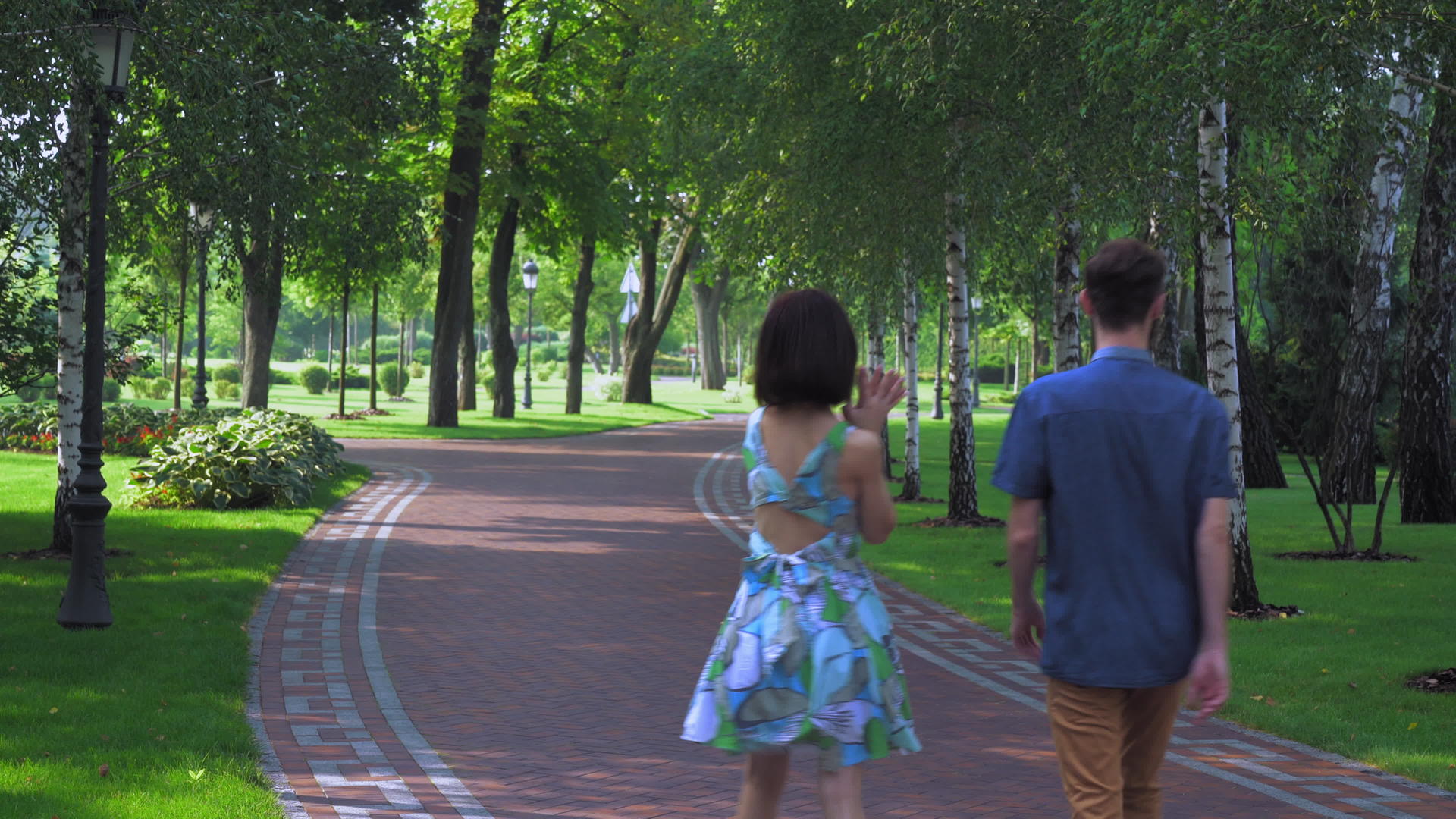 年轻夫妇手里拿着一条小毛巾走在公园里视频的预览图