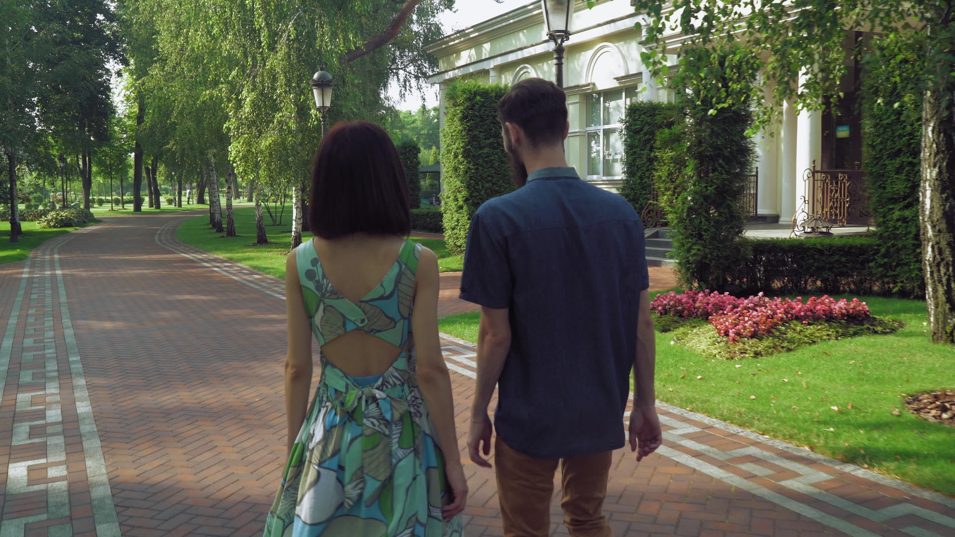 赛马场附近的一对年轻夫妇在一个美丽的老公园里视频的预览图
