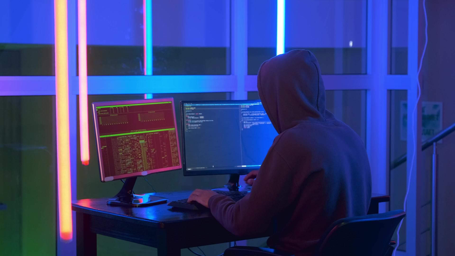 黑客的背面是黑暗而深沉的电脑工作视频的预览图