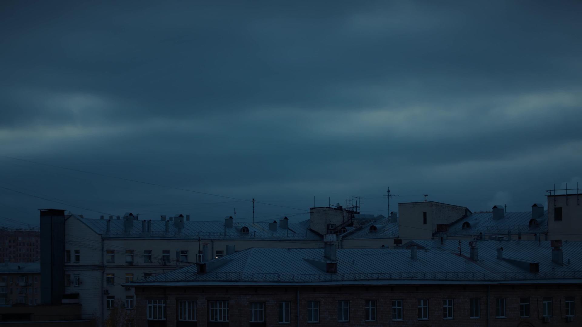 城市黑暗的乌云天空视频的预览图