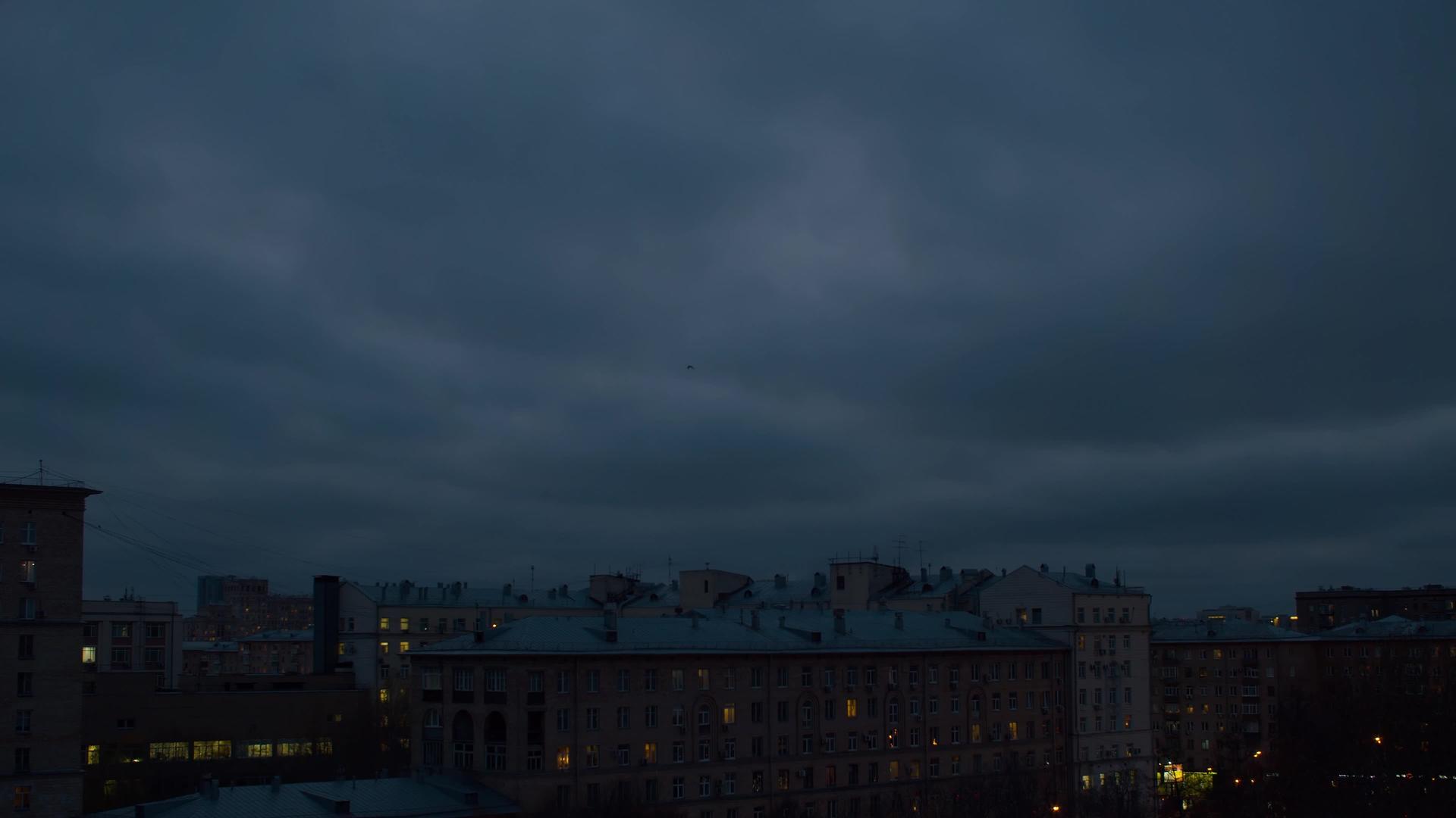 城市黑暗的乌云天空视频的预览图